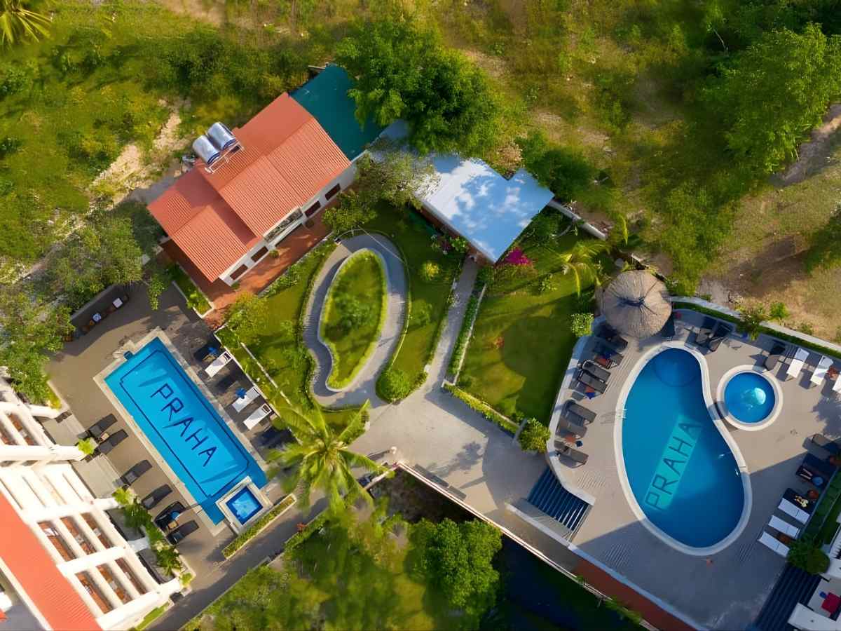 Praha Hotel Phú Quốc nổi bật với kiến trúc châu Âu giữa không gian xanh Nam Đảo.