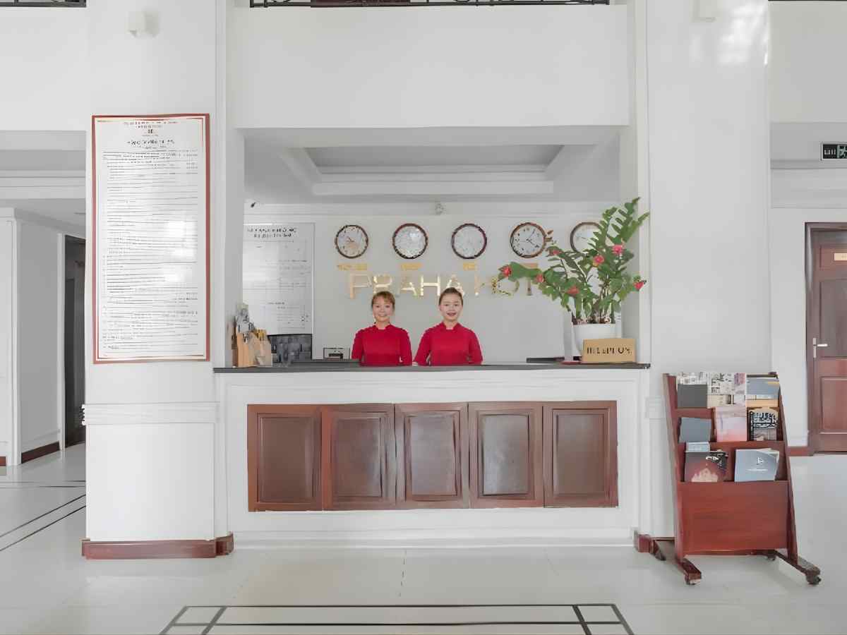 Khu lễ tân Praha Hotel Phú Quốc hỗ trợ du khách tận tình, chuyên nghiệp.