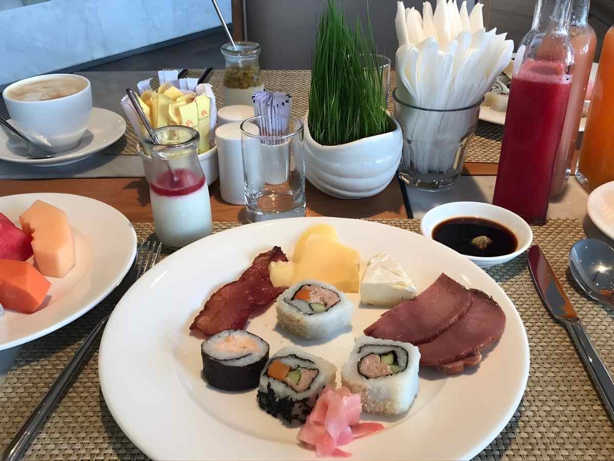 Bữa sáng tại Seashells Phu Quoc Hotel & Spa đa dạng, kết hợp ẩm thực địa phương.