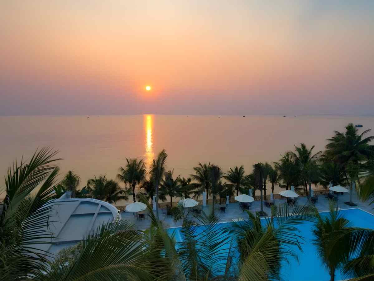 Hồ bơi ngoài trời Thiên Thanh Resort Phú Quốc mang đến không gian thư giãn.