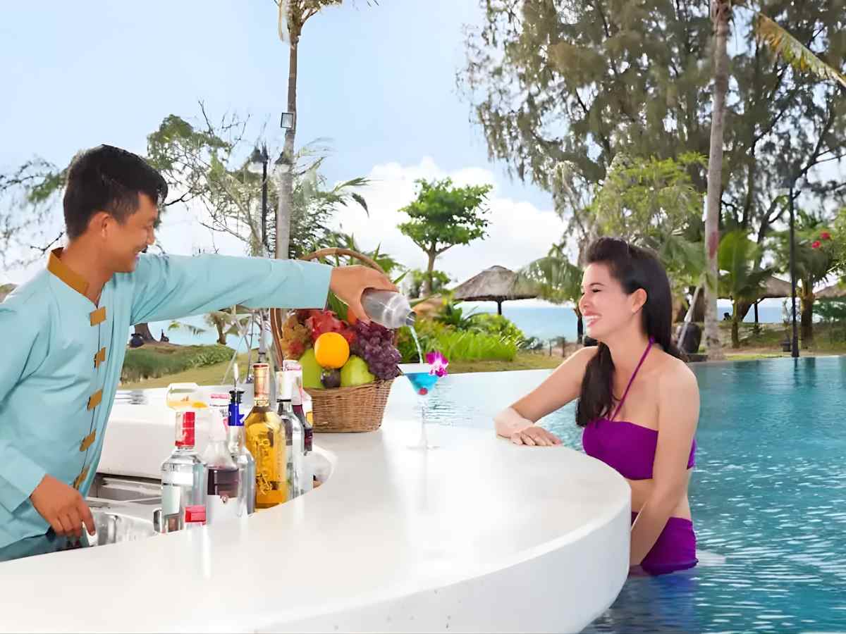 Trải nghiệm ẩm thực tại Mercury Phú Quốc Resort & Villas trong không gian mở.