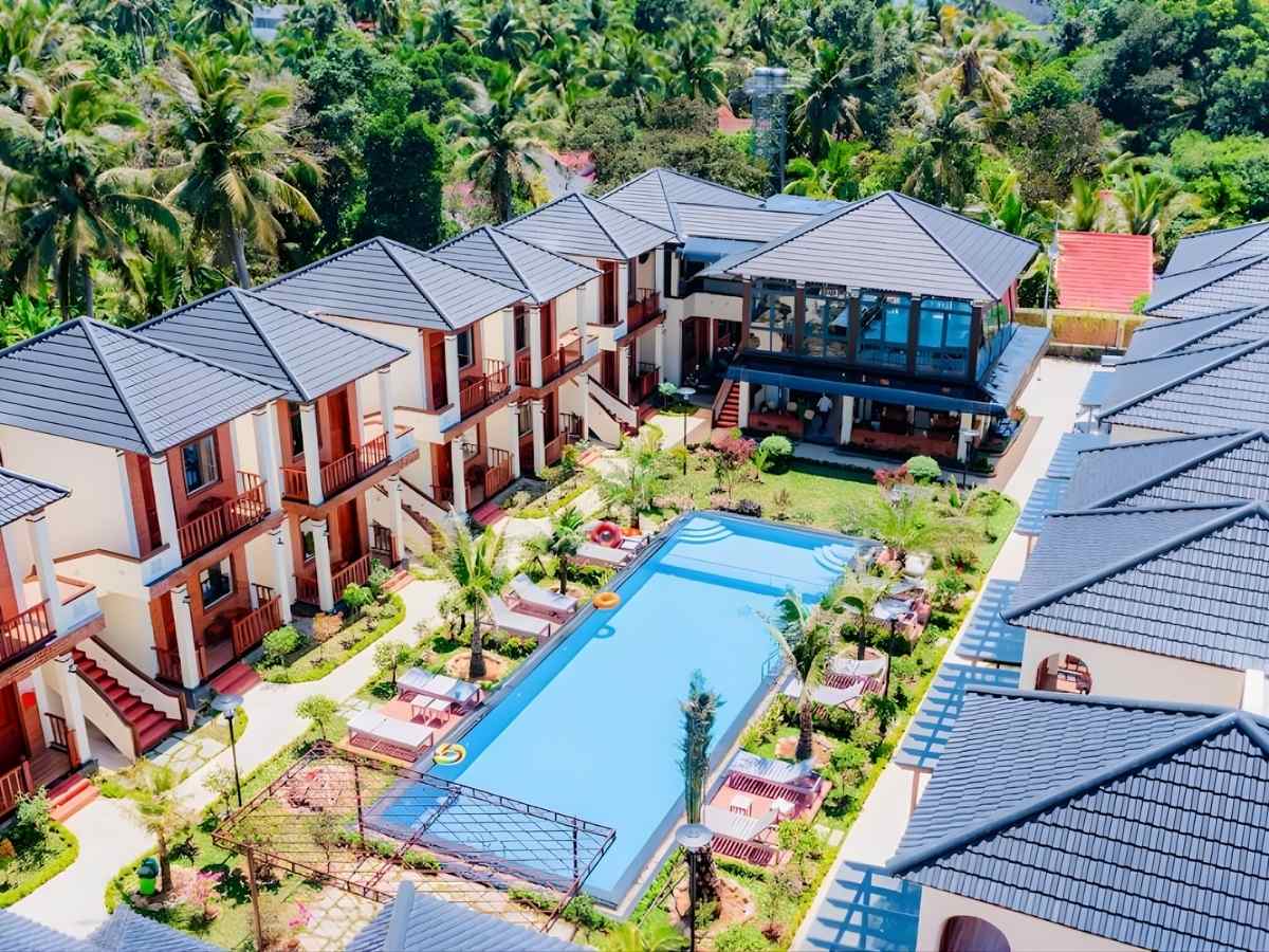 Palm Bay Resort Phú Quốc nổi bật với không gian xanh mát giữa thiên nhiên yên bình.