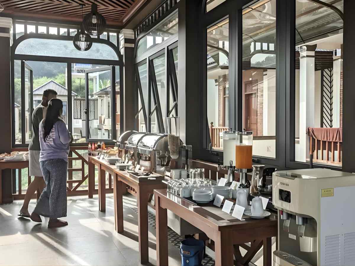 Khu sinh hoạt chung Palm Bay Resort Phú Quốc tạo cảm giác thư giãn nhẹ nhàng.
