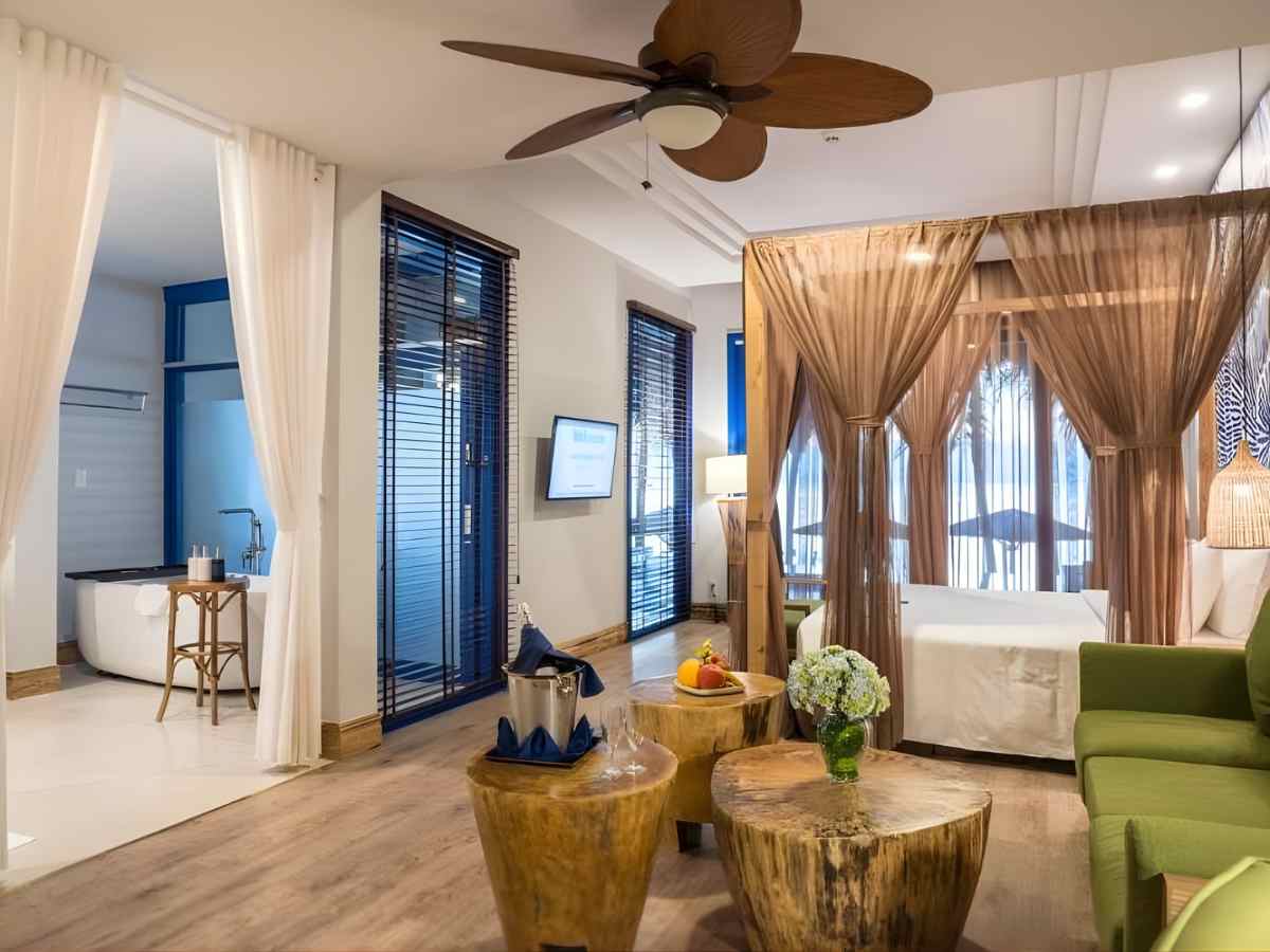 Phòng nghỉ L’Azure Resort & Spa Phú Quốc thiết kế linh hoạt, gần gũi nhịp sống cá nhân. 