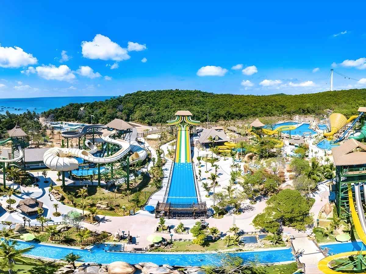 Sun World Hon Thom tạo sự tương phản sôi động cho kỳ nghỉ tại L’Azure Resort.