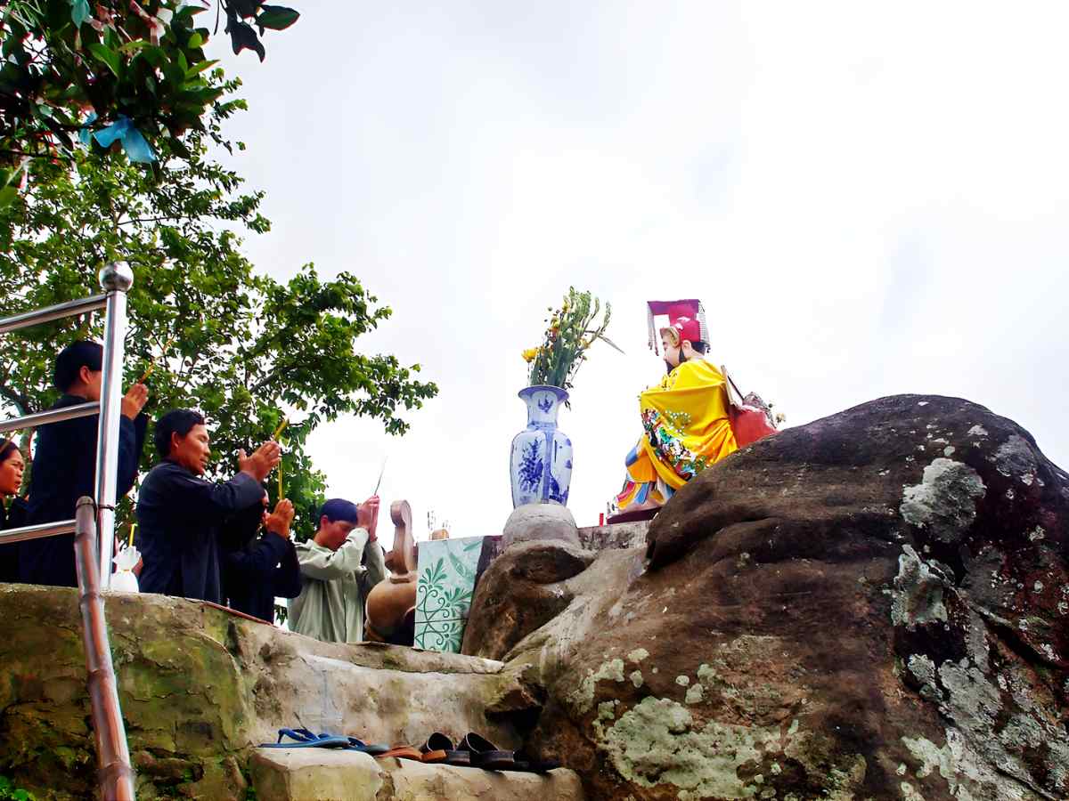 Hoạt động tín ngưỡng trên Điện Bồ Hong phản ánh đời sống tâm linh cư dân Nam Bộ tại Tịnh Biên.