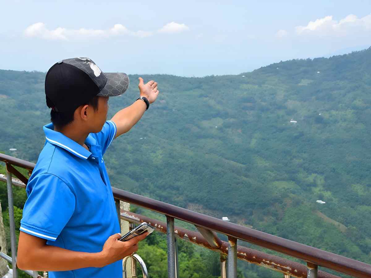 Vị trí Điện Huỳnh Long mở ra tầm nhìn núi rừng rộng lớn và thoáng đạt tọa lạc tại thị trấn Tịnh Biên.