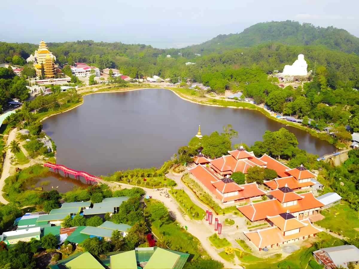 Điện Huỳnh Long đóng vai trò quan trọng trên hành trình khám phá nam đảo.