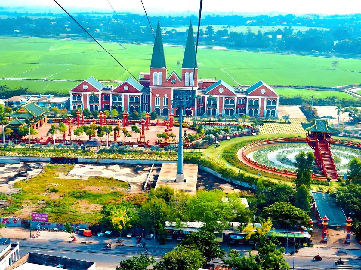 Tháp đồng hồ Central Village góp phần tạo điểm nhấn kiến trúc hiện đại tại An Giang.