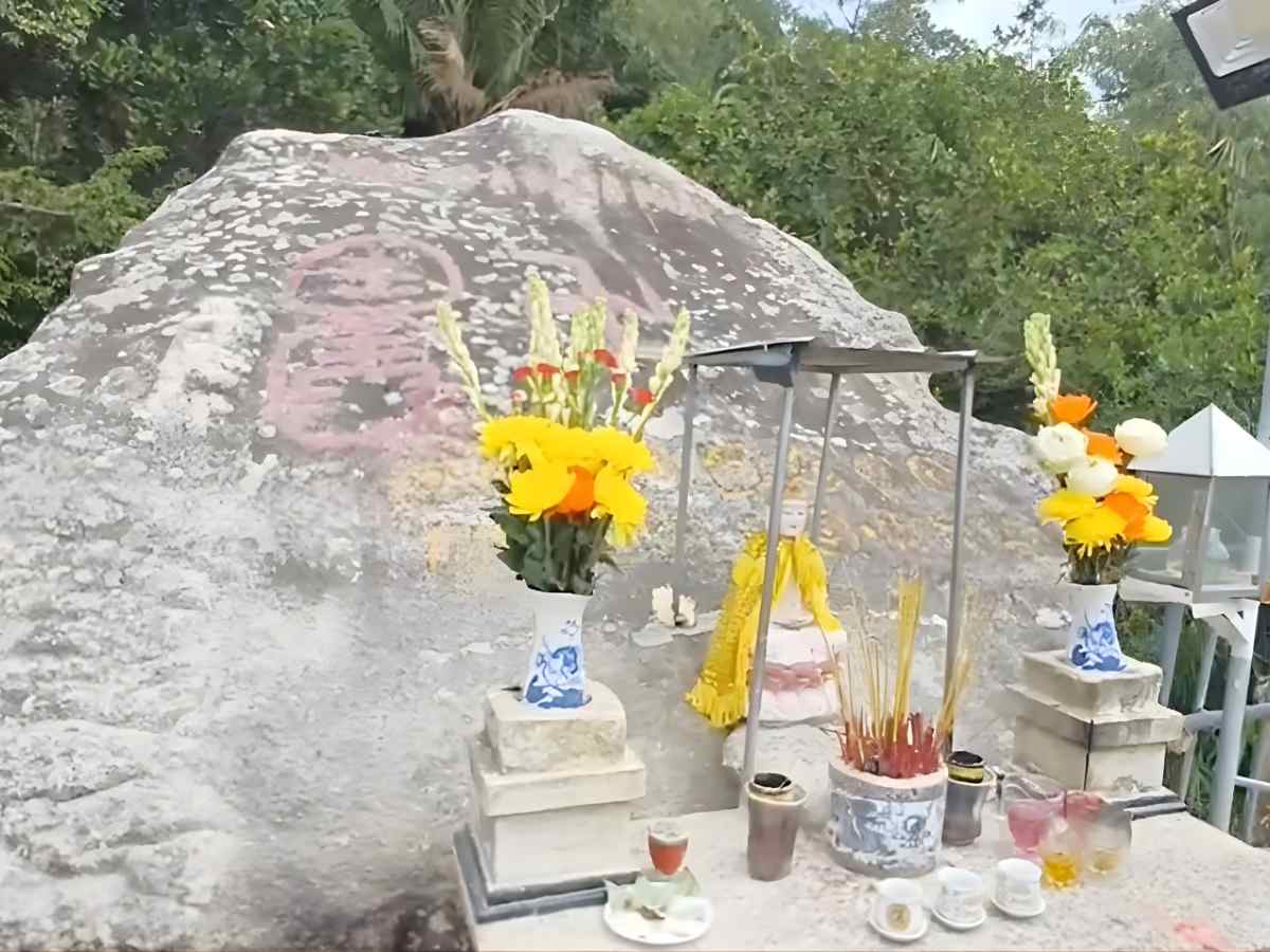 Bố cục tổng thể Điện Huỳnh Long hài hòa địa hình núi, tạo trải nghiệm trang nghiêm.