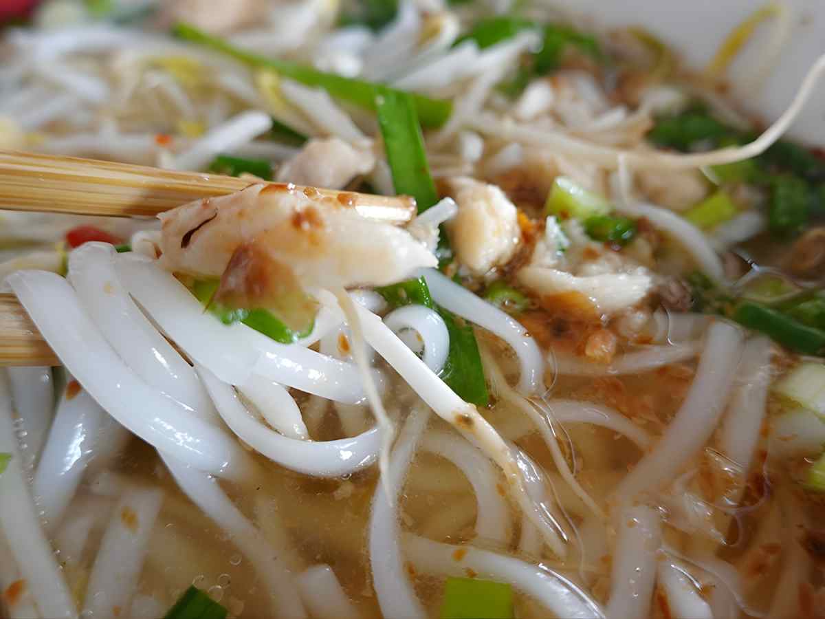 Bánh canh Vĩnh Trung thường được thưởng thức vào buổi sáng trong không gian quen thuộc. 