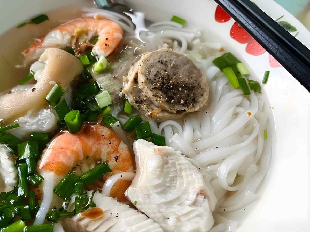 Bánh canh Vĩnh Trung phản ánh bối cảnh sinh hoạt và văn hóa ẩm thực địa phương.