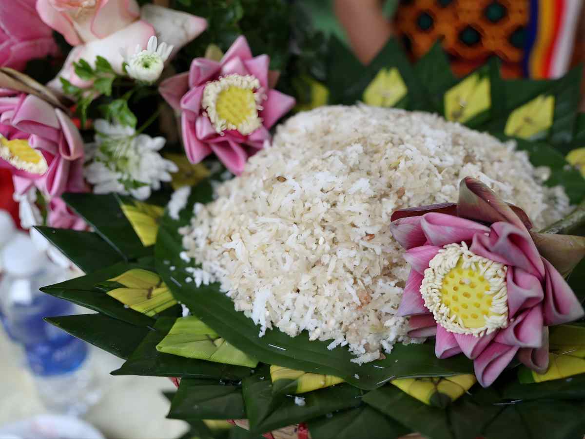 Cốm dẹp giữ vai trò quan trọng trong đời sống văn hóa người Khmer Nam Bộ.