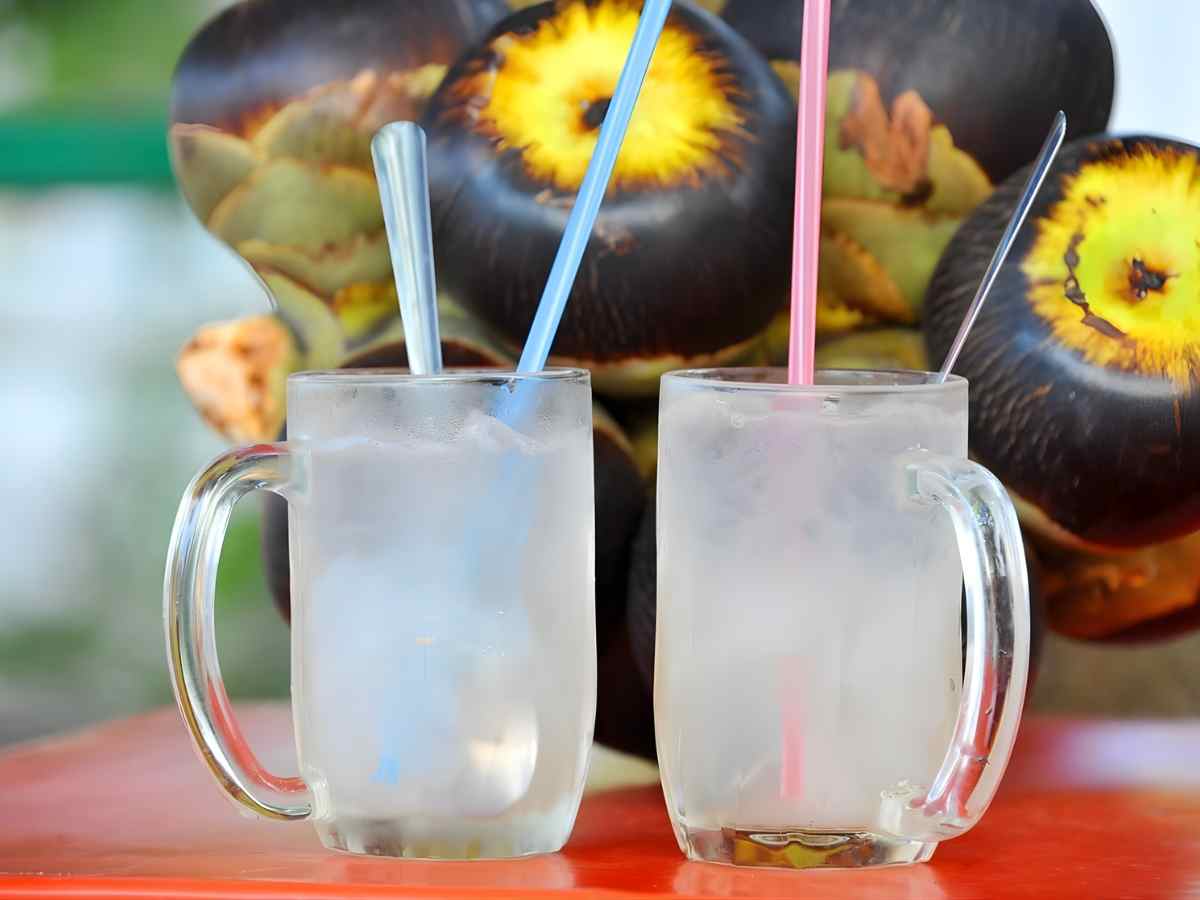 Nước thốt nốt tươi được thưởng thức như thức uống giải nhiệt truyền thống.