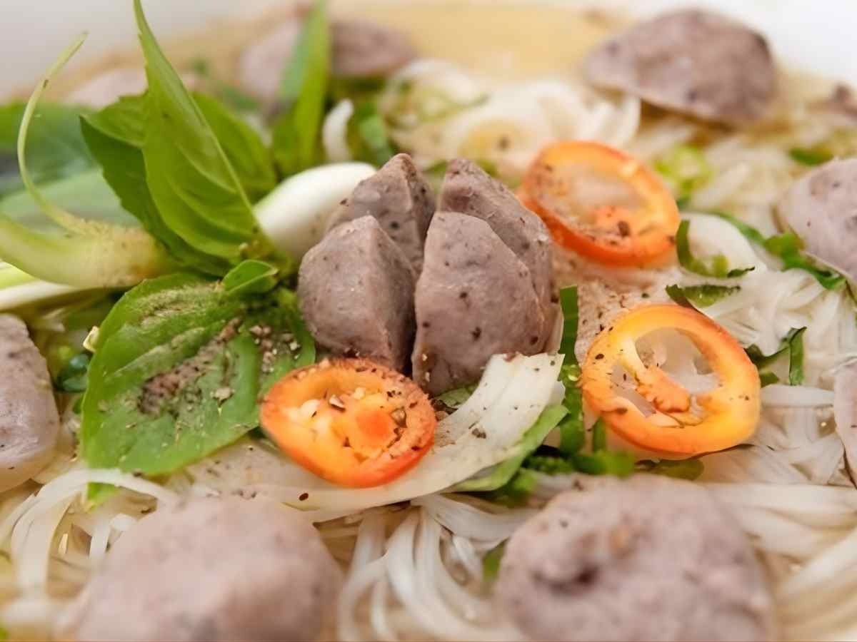 Bò viên được chế biến kỹ lưỡng tạo hương vị hài hòa cho bánh canh truyền thống.