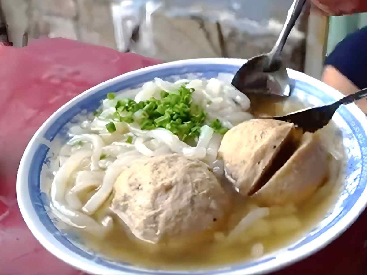 Bánh canh bò viên thường được thưởng thức buổi sáng trong không gian quán địa phương.