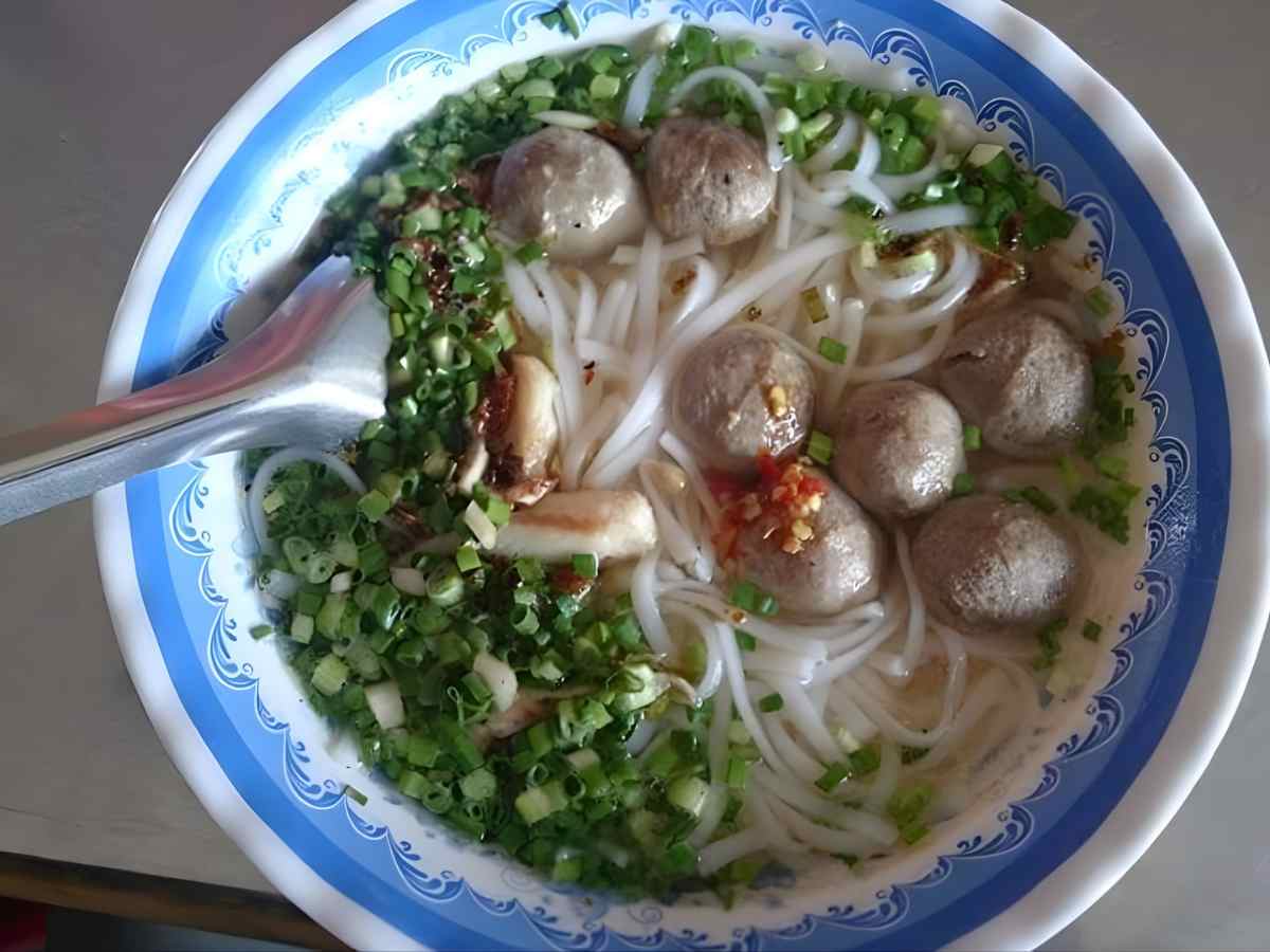 Bánh canh bò viên góp phần tạo trải nghiệm ẩm thực cân bằng trong du lịch hiện đại.
