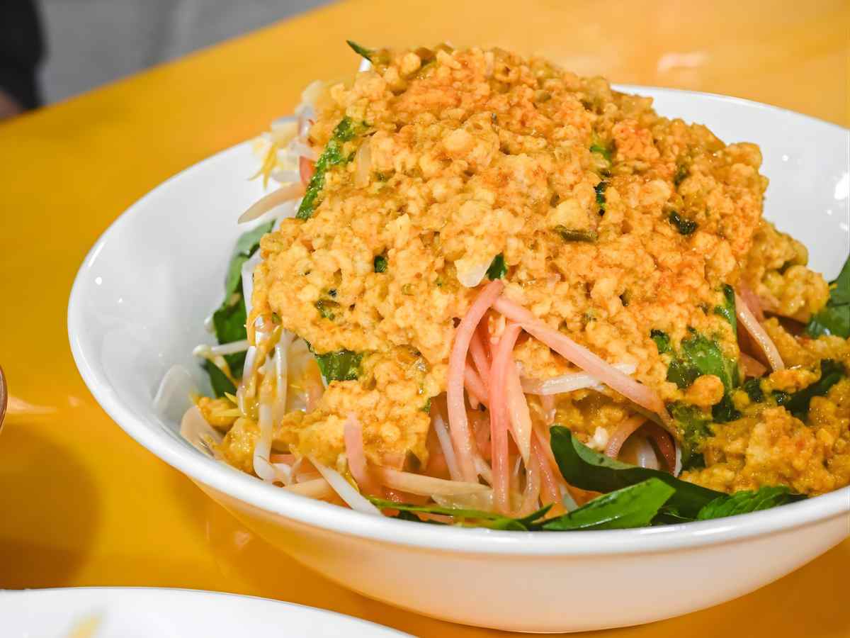 Nguyên liệu cá lóc và nước cốt dừa tạo nền hương vị đặc trưng món ăn.