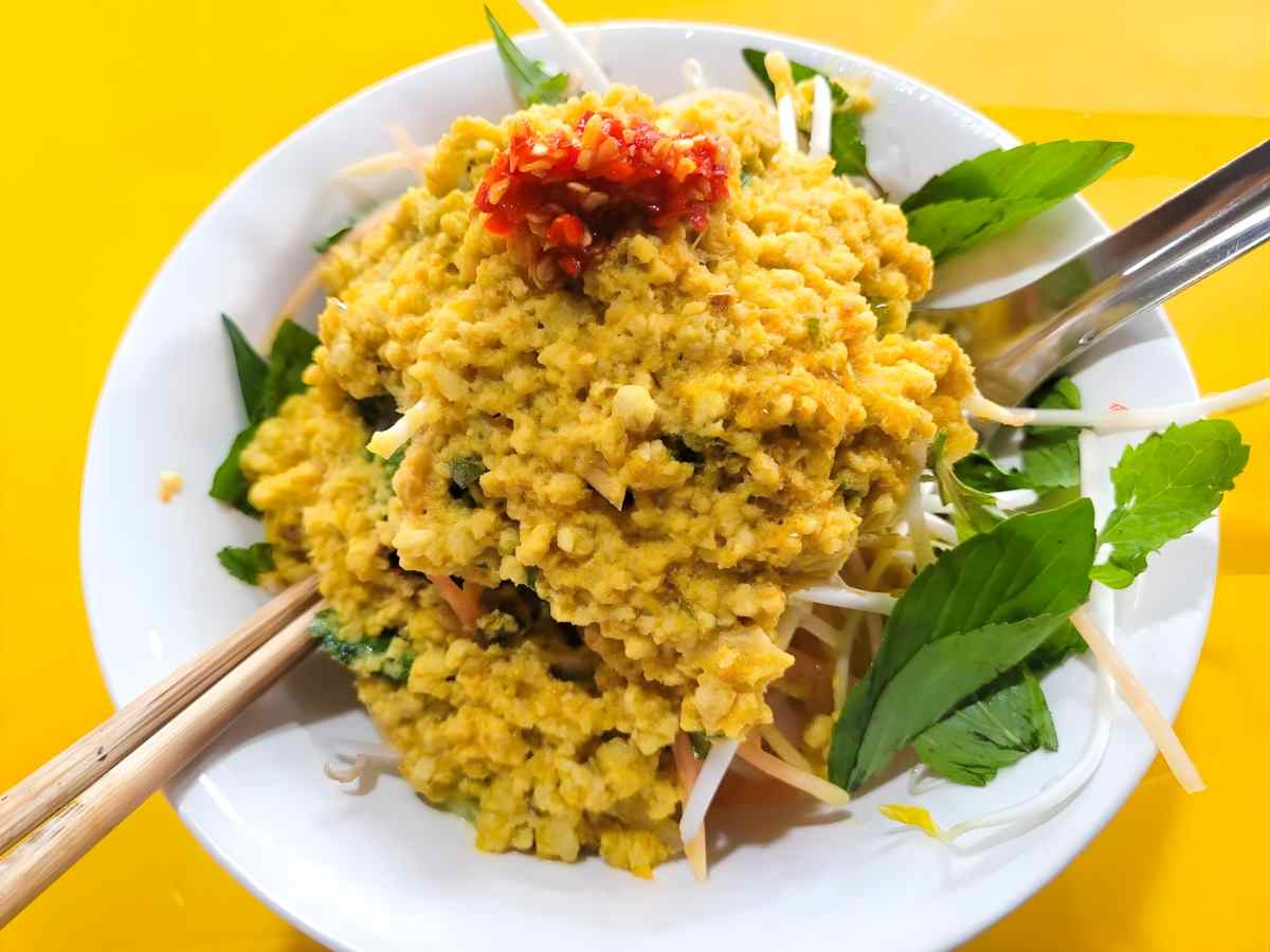 Màu sắc và hương vị bún nước kèn tạo ấn tượng mạnh khi thưởng thức.