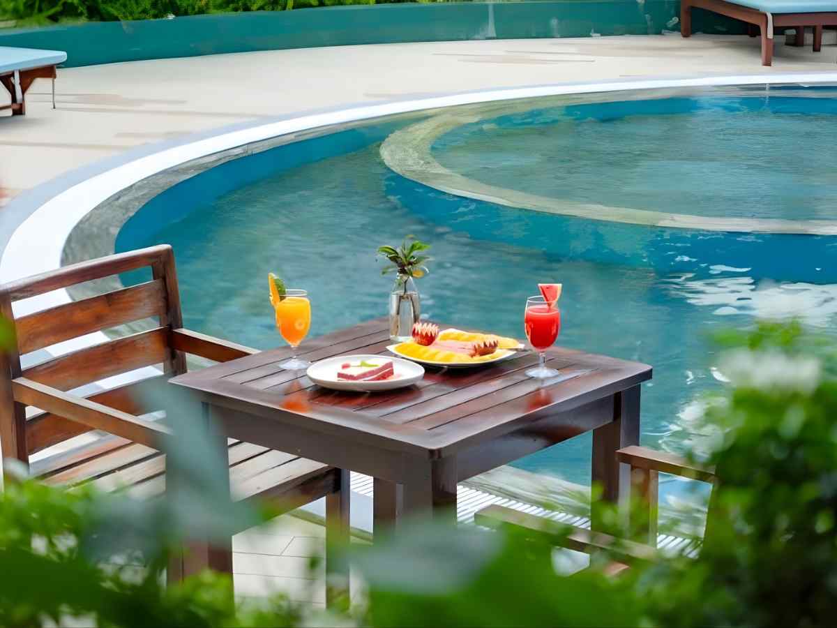 Khu hồ bơi và khu sinh hoạt chung tạo điểm nhấn thư giãn trong hành trình lưu trú tại khách sạn.