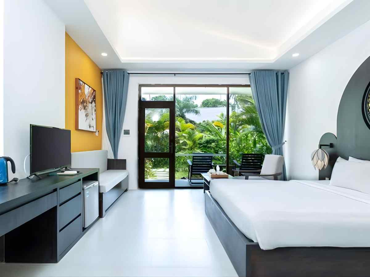 Không gian phòng nghỉ mở tại Kingo Retreat mang lại cảm giác thư giãn riêng tư.