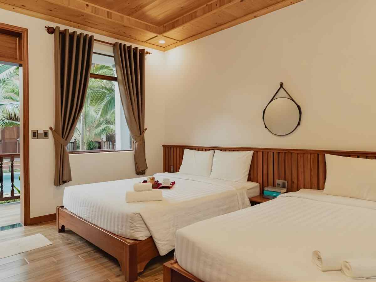 Không gian phòng nghỉ bố trí hài hòa thiên nhiên, nội thất gỗ tạo cảm giác ấm cúng