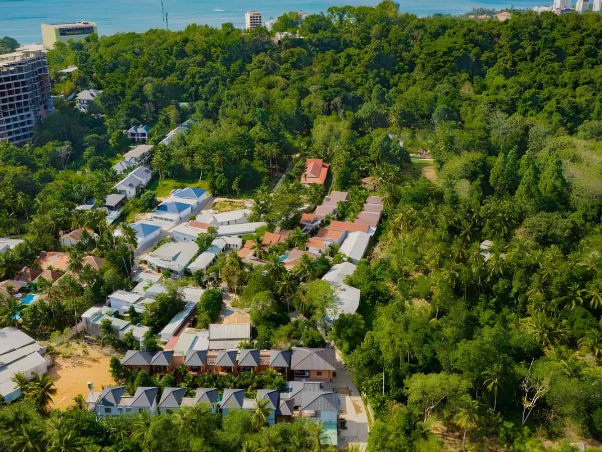 Toàn cảnh khu nghỉ Valentina Resort & Spa Phu Quoc giữa mảng xanh Long Beach, không gian yên tĩnh tách biệt khu trung tâm.