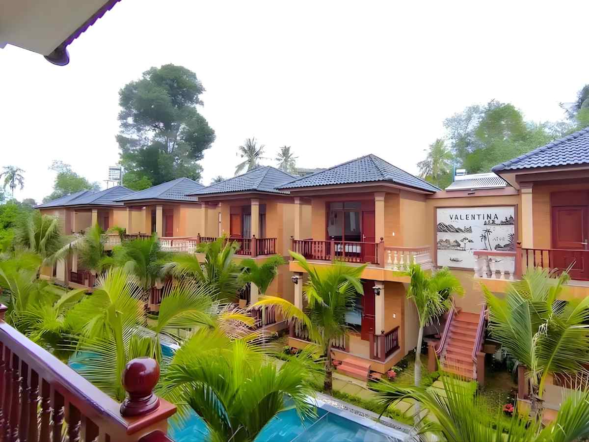 Hồ bơi trung tâm mang đến trải nghiệm thư giãn, nhẹ nhàng, phù hợp nhiều nhóm khách lưu trú 