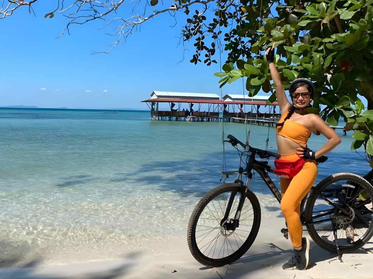 Nhịp sống địa phương gắn liền với hình ảnh uống cà phê, đạp xe quanh đảo.