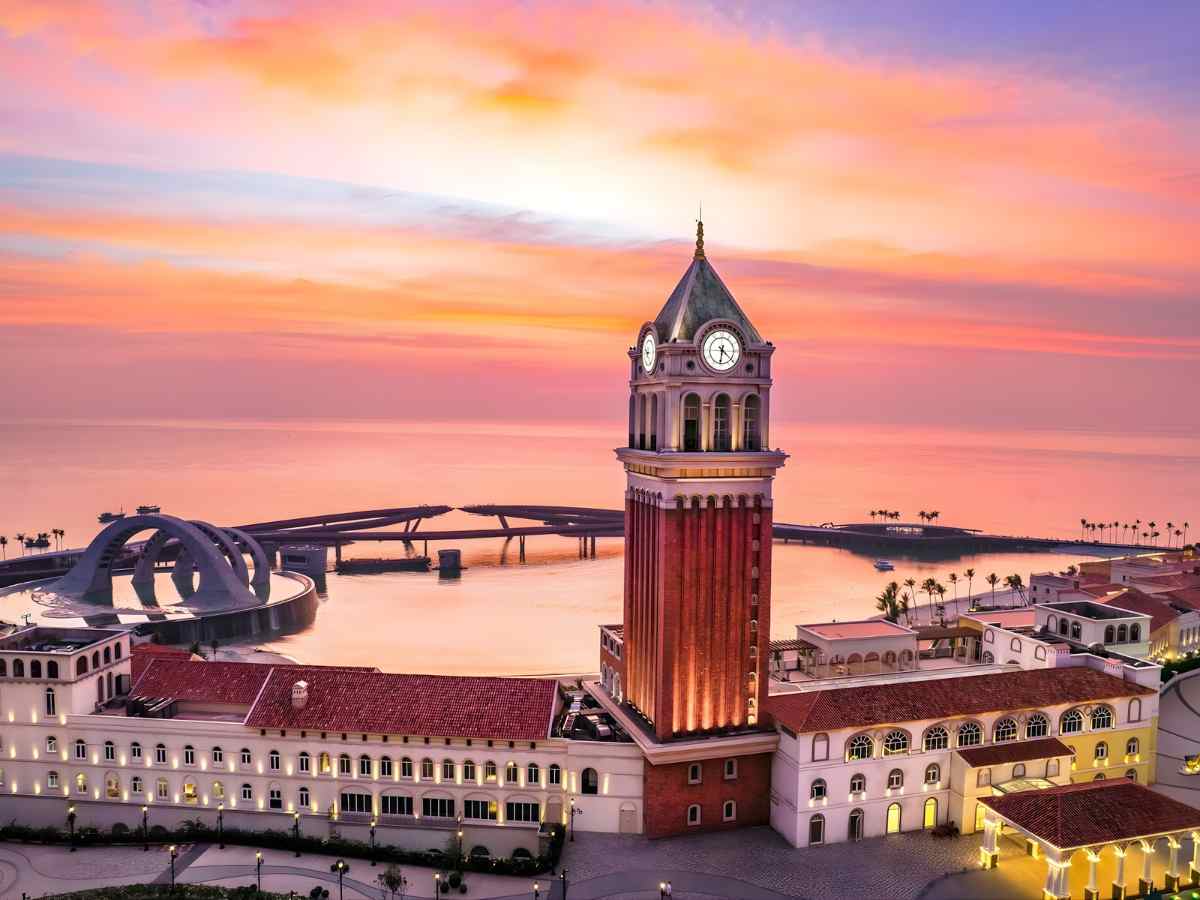 Tháp đồng hồ Central Village An Thới tạo điểm nhấn kiến trúc ven biển Phú Quốc.