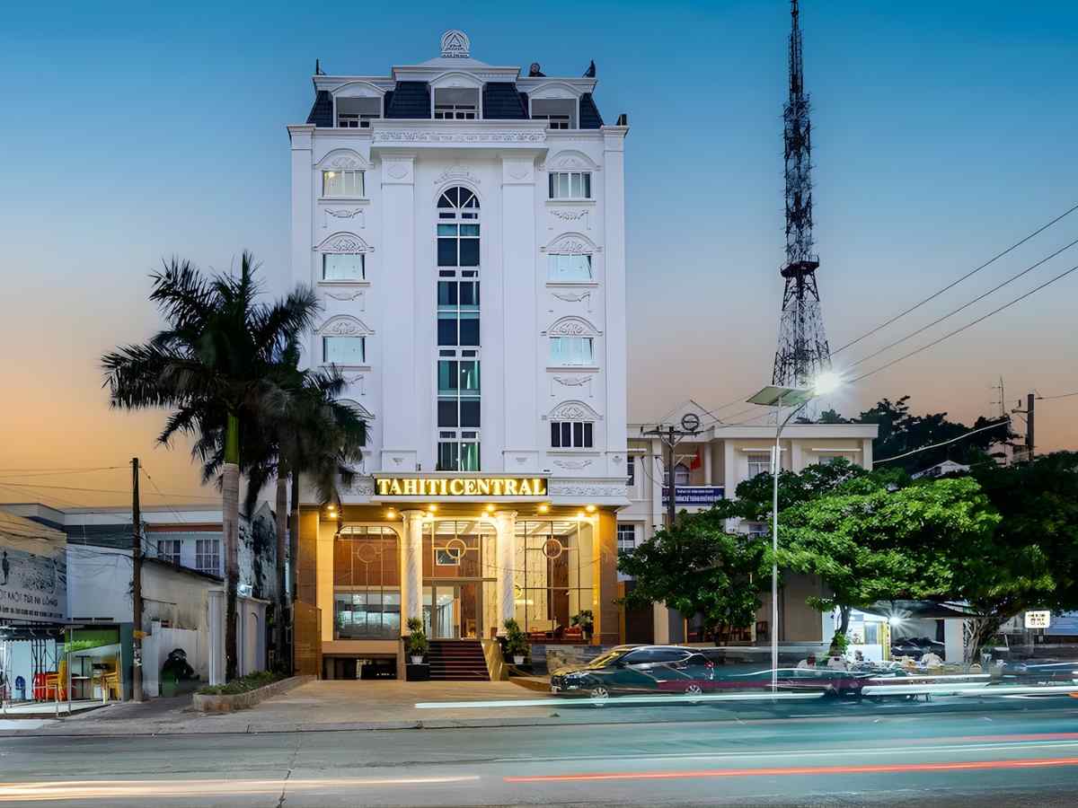 Tahiti Central Hotel Phú Quốc tọa lạc trung tâm Dương Đông, thuận tiện sinh hoạt đô thị.