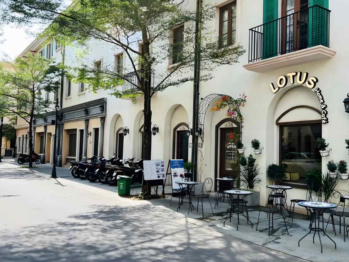 Bố cục cảnh quan Lotus Home Cafe & Resort Phú Quốc hài hòa mảng xanh và kiến trúc.