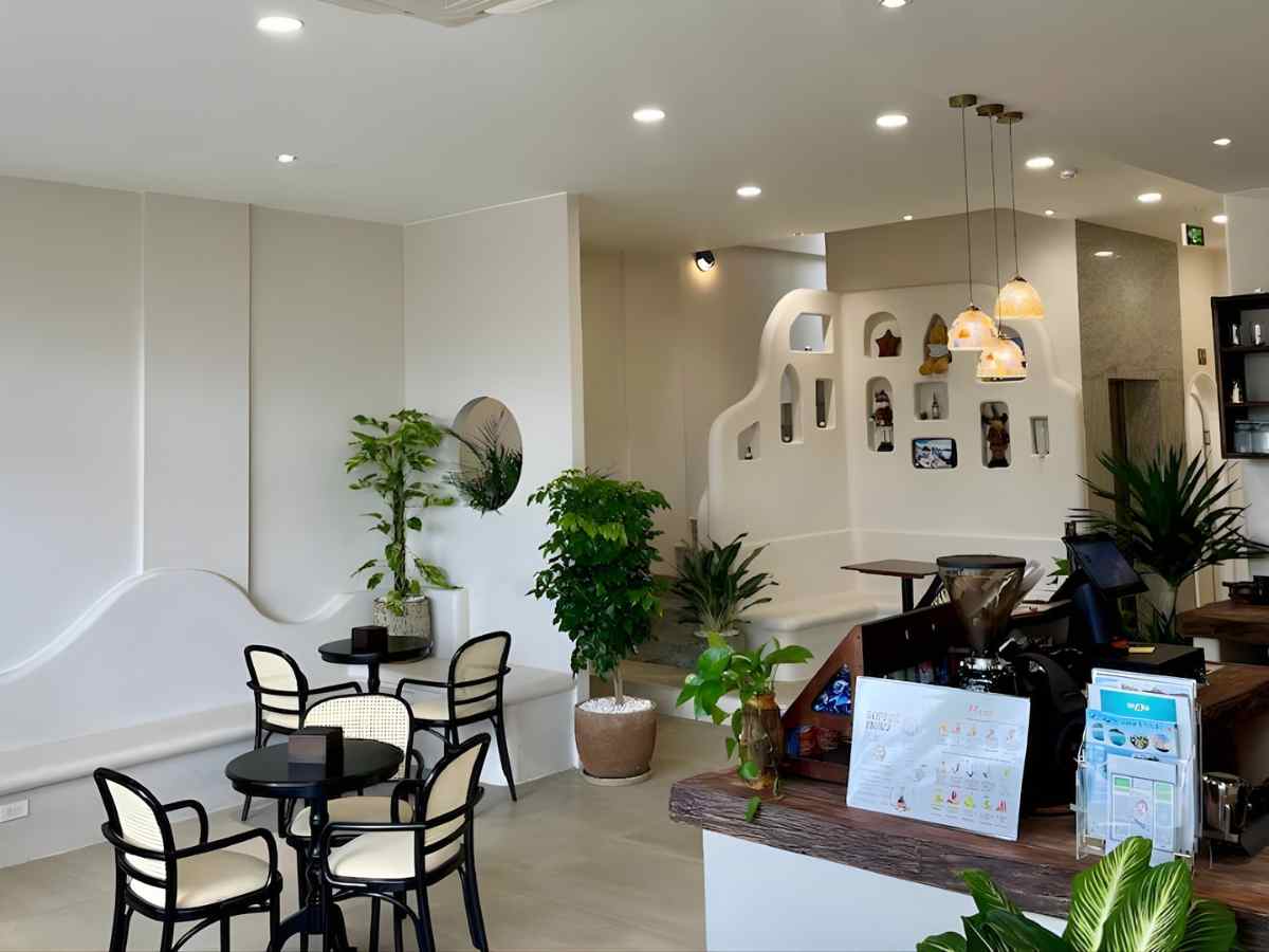Lotus Home Cafe & Resort Phú Quốc kết hợp không gian lưu trú và quán cafe tinh tế tọa lạc tại An Giang.