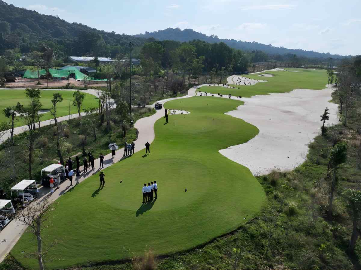 Không gian golf phía Bắc đảo mang đến trải nghiệm ngoài trời gần gũi thiên nhiên.