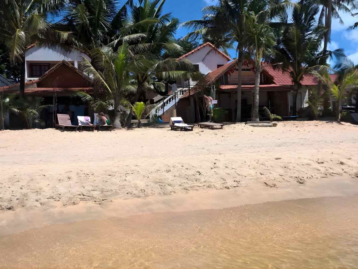 Phu Quoc Kim Bungalow On The Beach sở hữu vị trí sát biển, không gian mở thư giãn. 