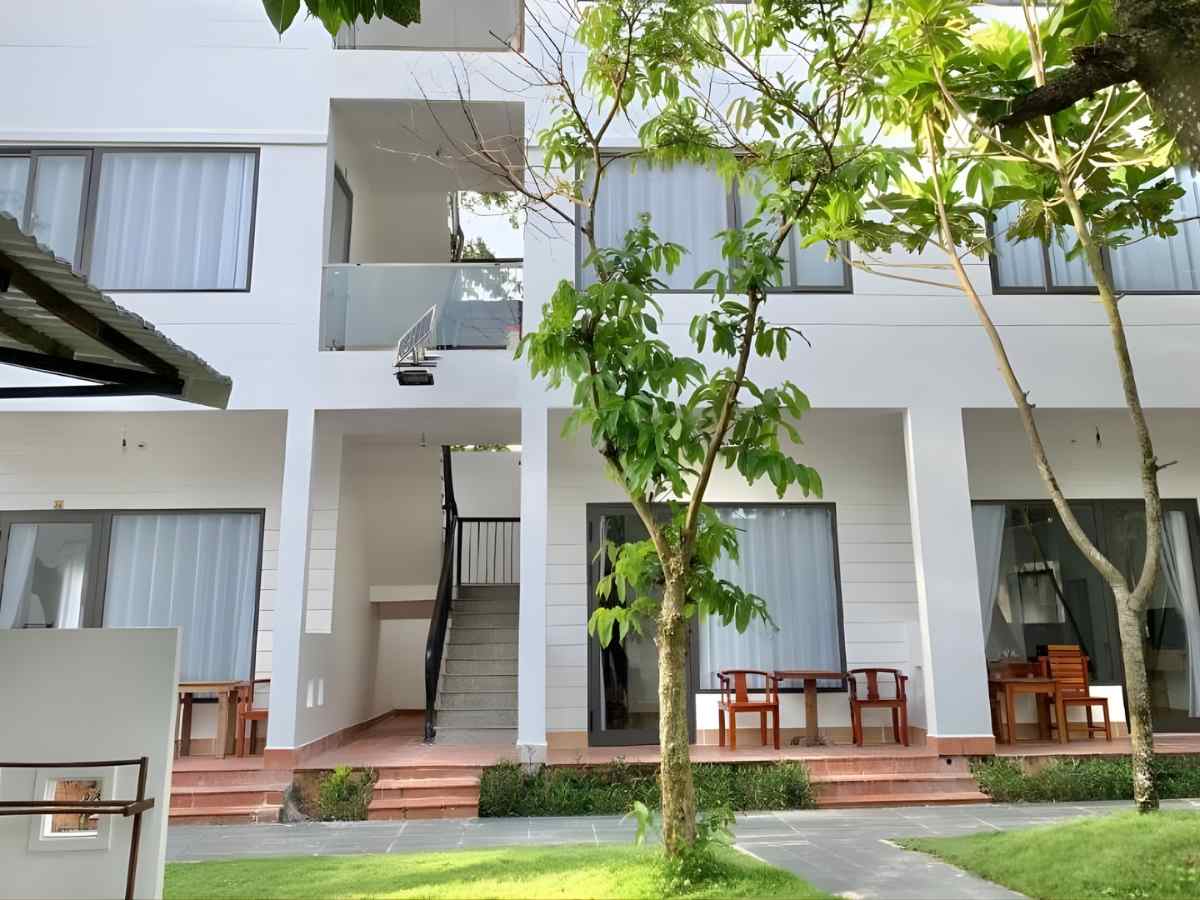Bố cục khuôn viên Orange Resort Phú Quốc hài hòa giữa lối đi xanh và phòng nghỉ.