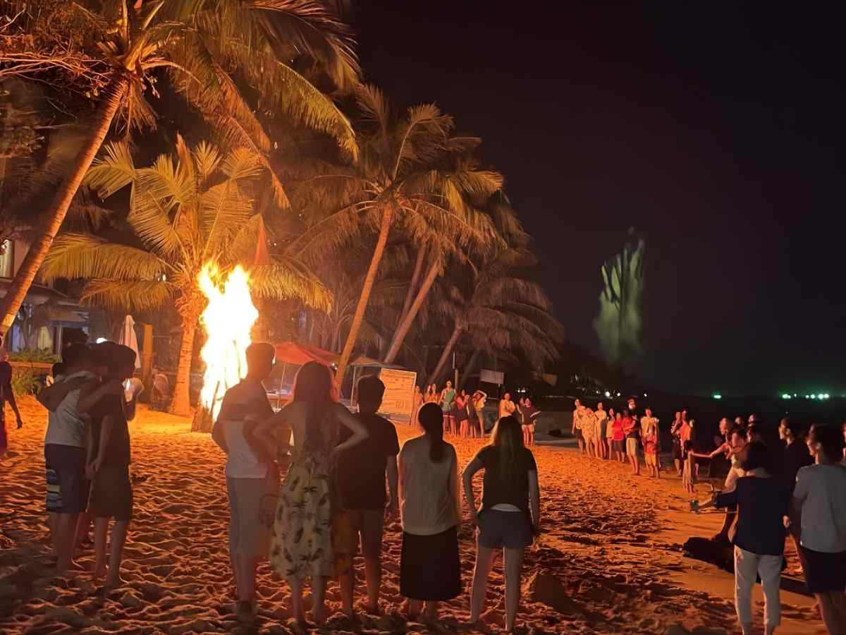 Hoạt động ban đêm ven biển Phú Quốc nắm vai trò tạo điểm nhấn trải nghiệm khi lưu trú. 