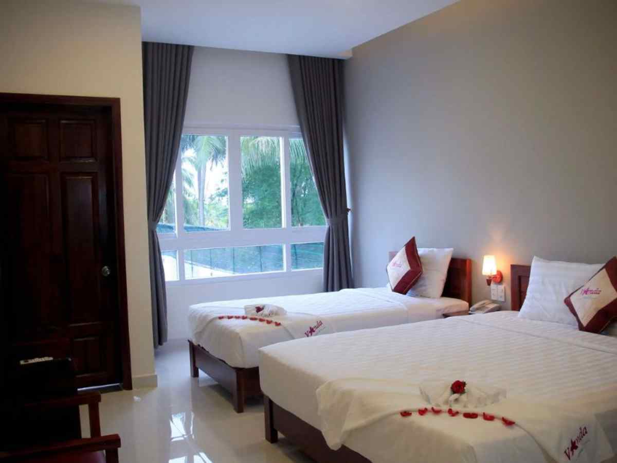 Phòng nghỉ Vanda Hotel Phú Quốc gọn gàng, đáp ứng nhu cầu sử dụng dài ngày.