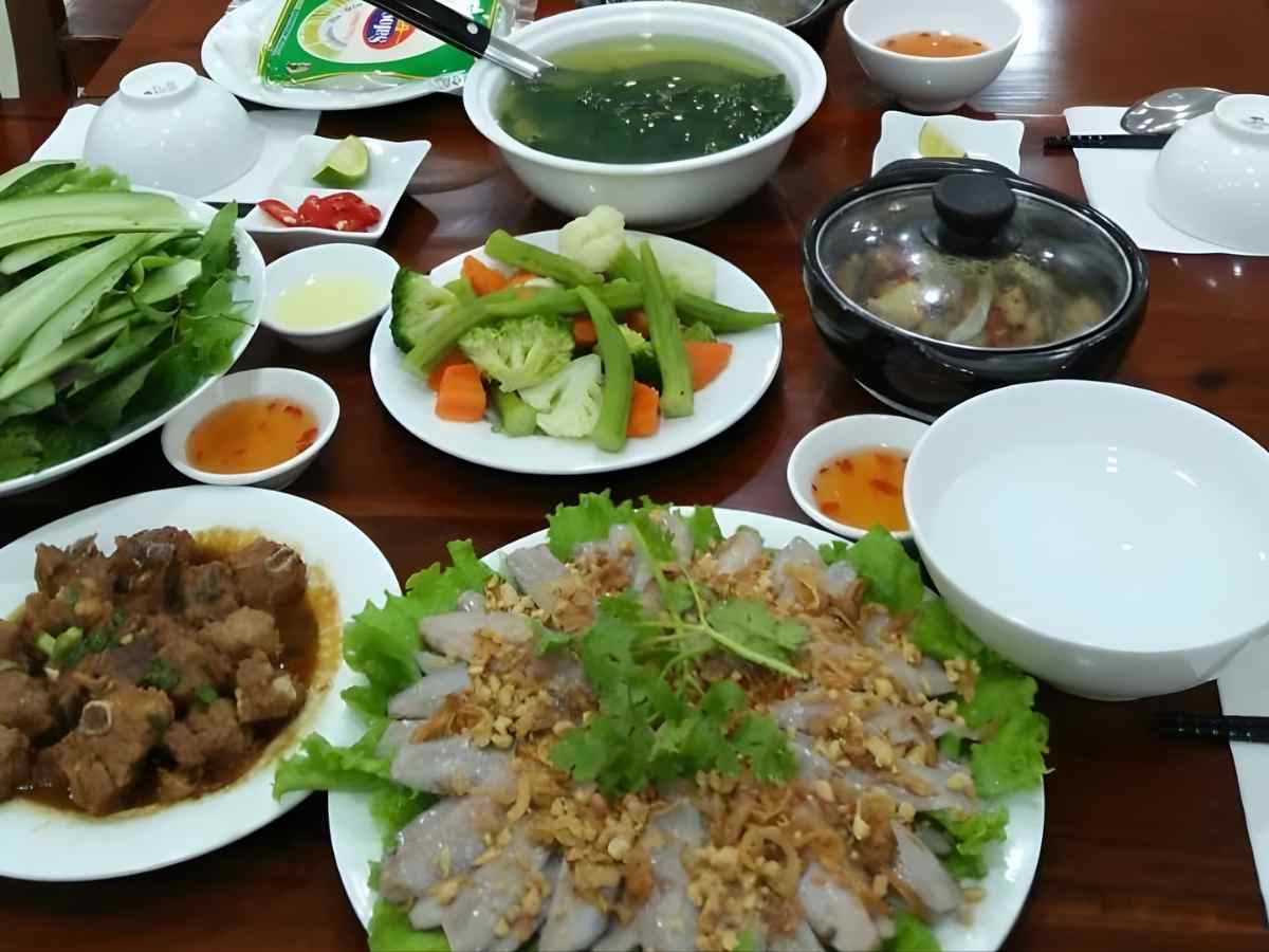 Ẩm thực địa phương quanh Vanda Hotel Phú Quốc thuận tiện trải nghiệm văn hóa bản địa.