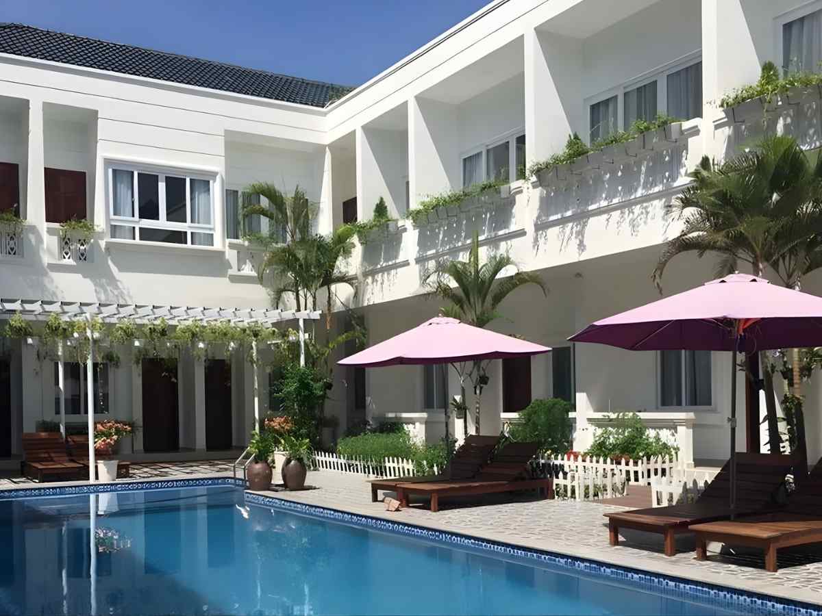 Vanda Hotel Phú Quốc định vị khách sạn trung tâm Dương Đông, vận hành theo tiêu chuẩn 3 sao.
