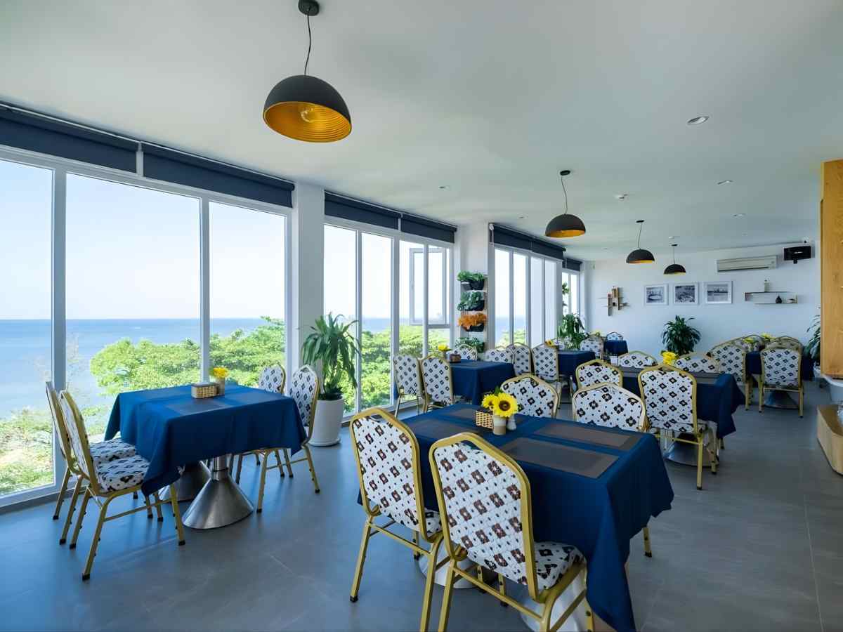 Brenta Phu Quoc Hotel sở hữu không gian ẩm thực hướng biển tại trung tâm Dương Đông. 