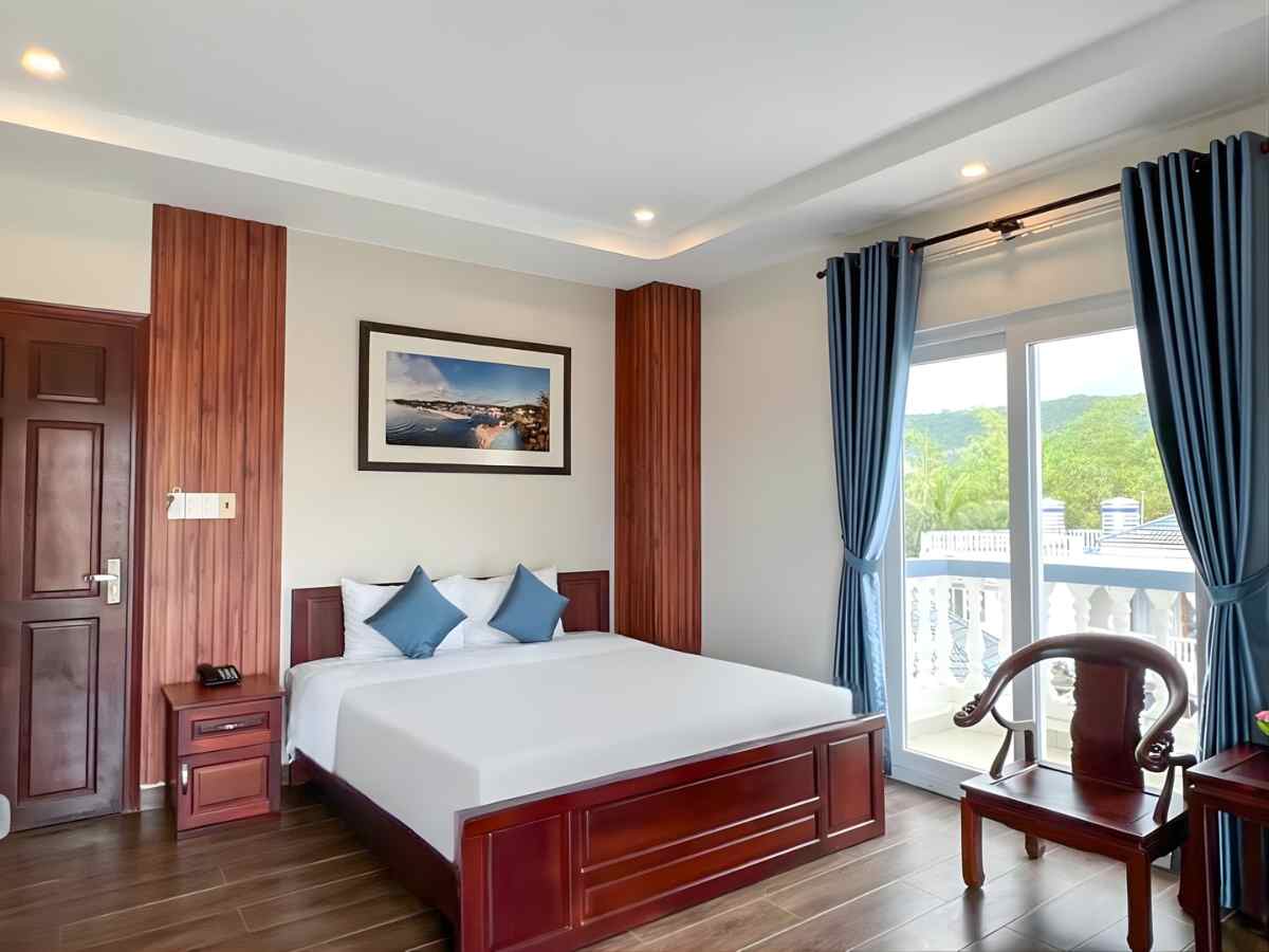 Phòng nghỉ Brenta Phu Quoc Hotel bố trí tối giản, đáp ứng nhu cầu lưu trú tiện lợi.