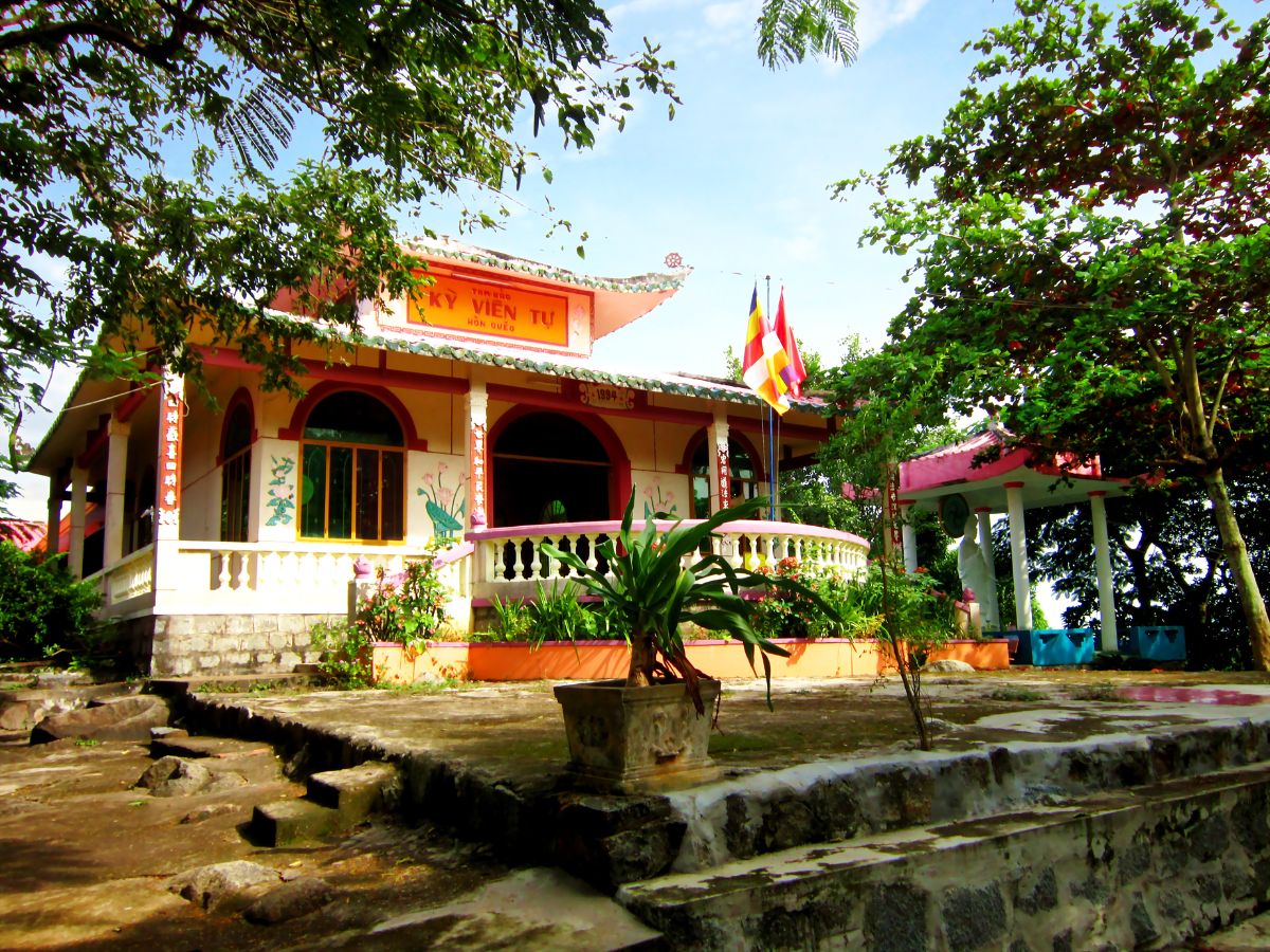 Chùa Hòn Quéo thuộc xã Hòn Đất, An Giang, với một mặt hướng biển.