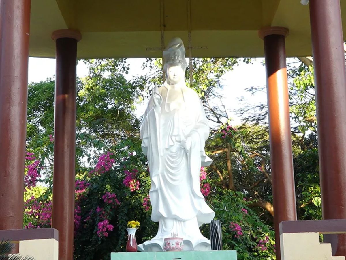 Tượng phật trong khuôn viên chùa Hòn Quéo, An Giang.