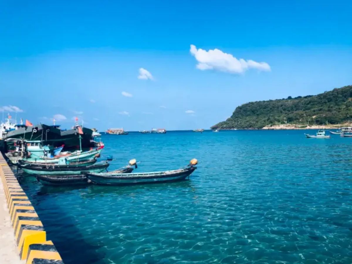 Du khách di chuyển bằng thuyền nhỏ từ Thổ Chu ra Hòn Nhạn.