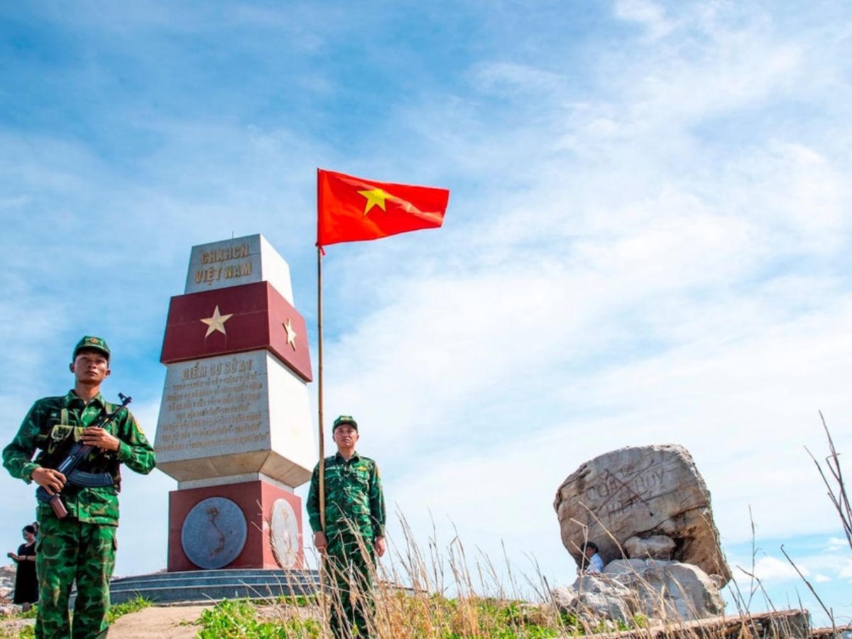 Nhiều du khách đến và check-in cột mốc A1, trên đảo Hòn Nhạn Kiên Giang.