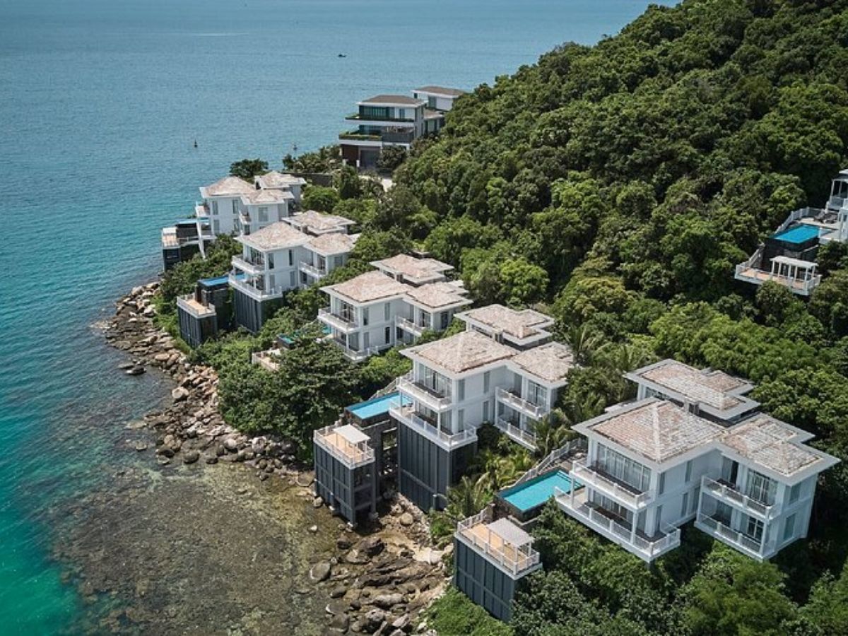 Premier Village Phu Quoc Resort sở hữu vị trí đặc biệt tại mũi Ông Đội 2 mặt biển.