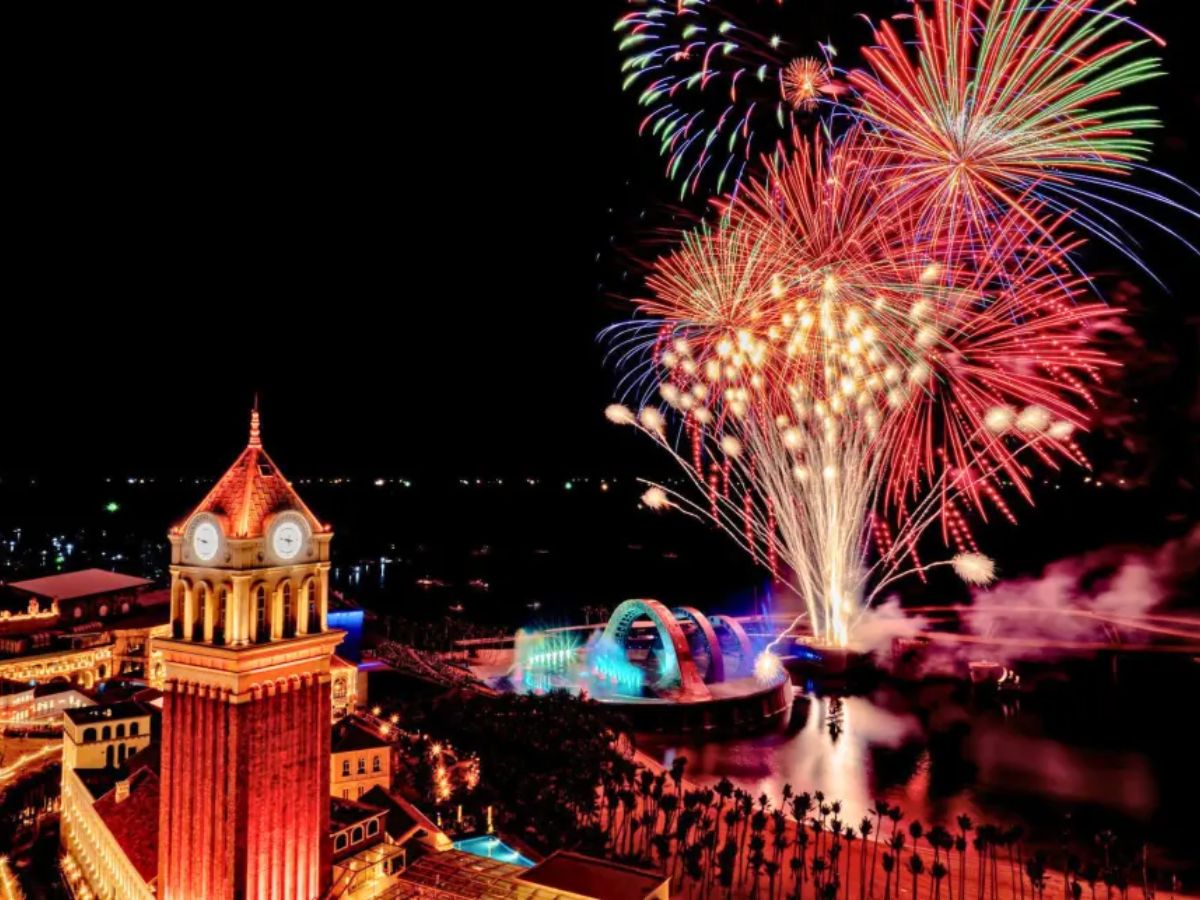 Du khách có thể xem show diễn từ xa tại La Festa Phu Quoc Curio Collection by Hilton.