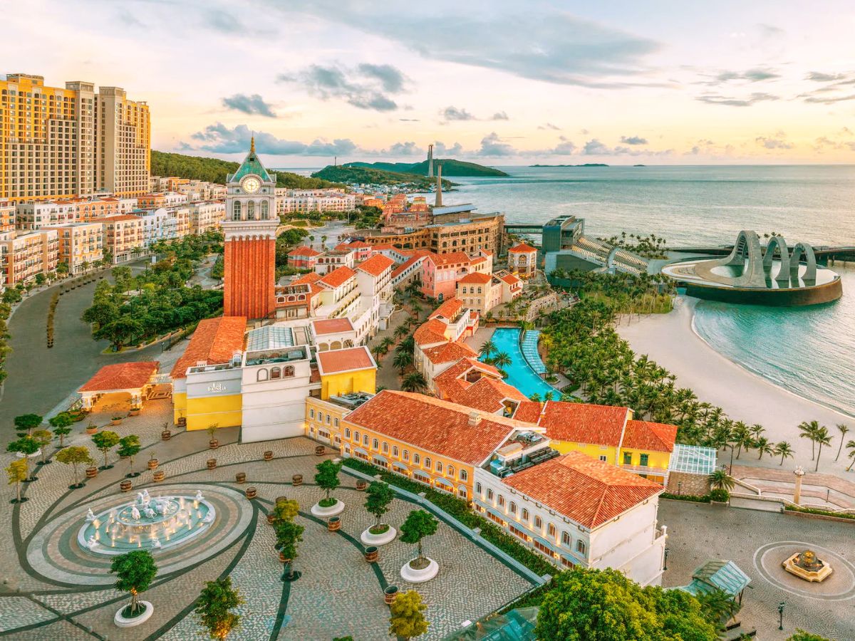 La Festa Phu Quoc Curio Collection by Hilton nằm trong khu vực sôi động của Sunset Town.