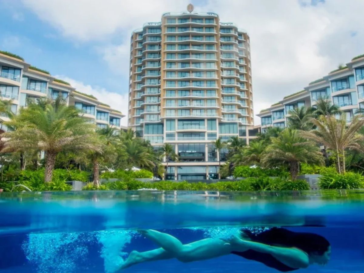 Hồ bơi vô cực tại InterContinental Phu Quoc Long Beach Resort.